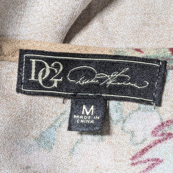 DG2 Beige and Red Floral 3/4 Long Sleeve SIZE M/Grande - Picture 11 of 16